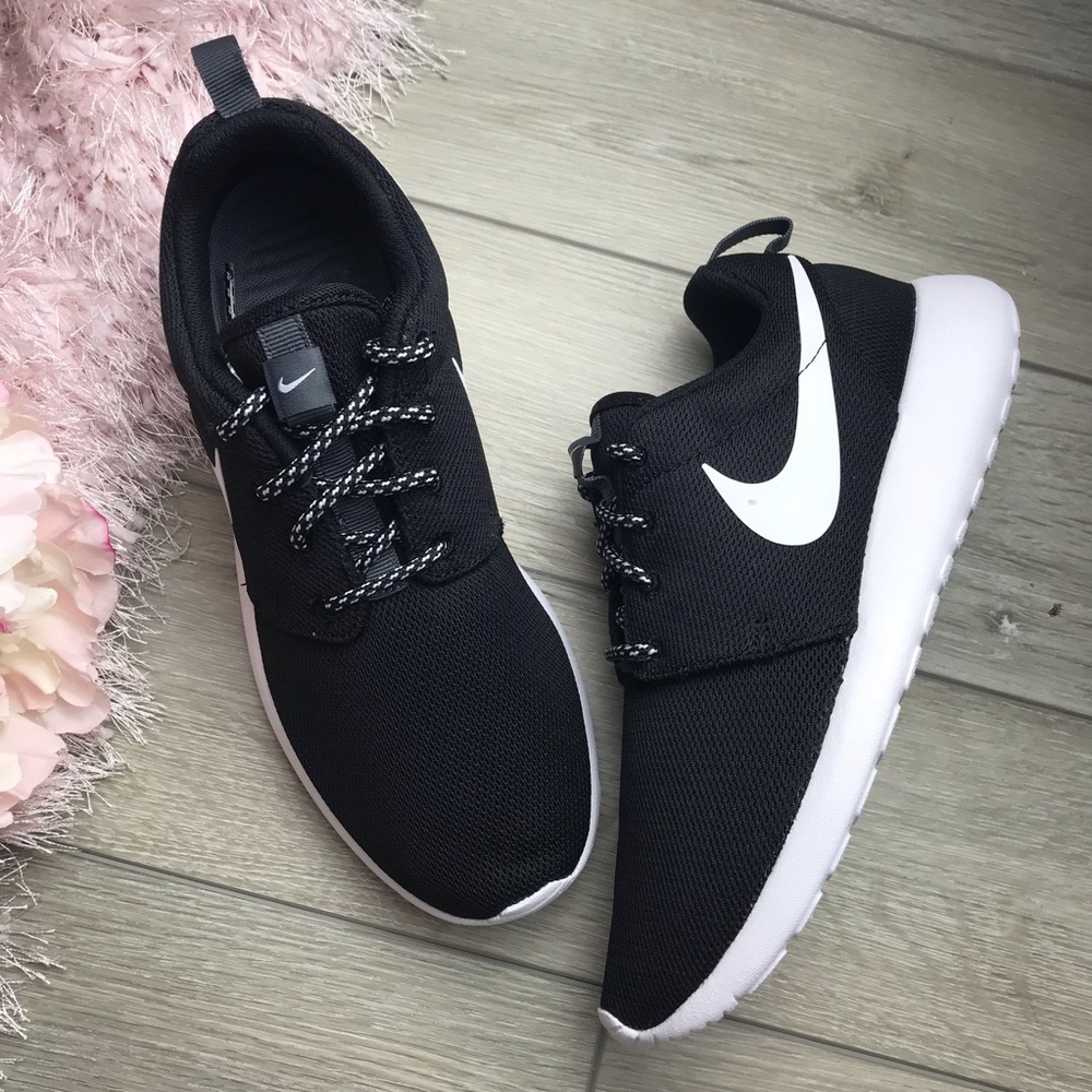 Brand New Nike Roshe One Black/White - Picture 3 of 8